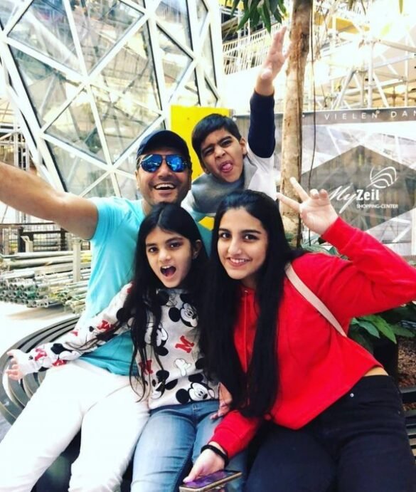 Pictures of Pakistani Celebrities With Their Fathers & Family