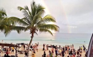 Tourists in Mexico party like there's no Covid