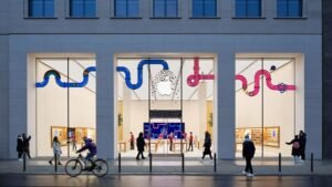 Apple opens new store in Berlin